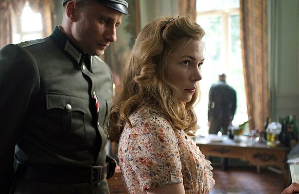 Michelle Williams en Matthias Schoenaerts in Suite Française