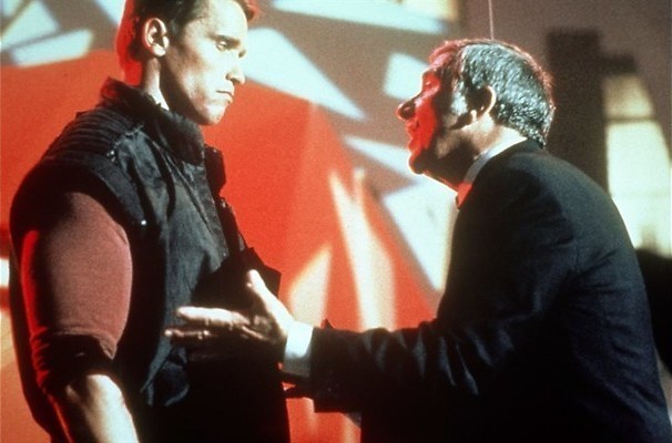 Arnold Schwarzenegger rent zich rot