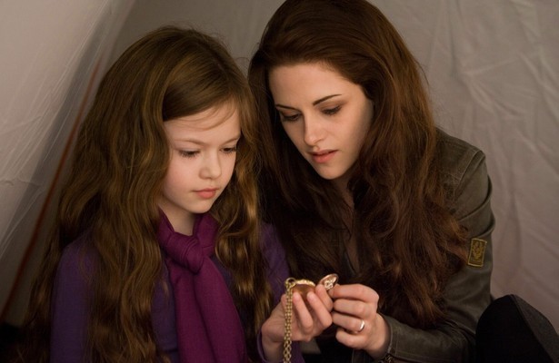 Mackenzie Foy en Kristen Stewart in The Twilight Saga: Breaking Dawn - Part 2
