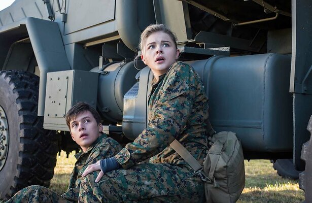 Nick Robinson en Chloë Grace Moretz in The 5th Wave