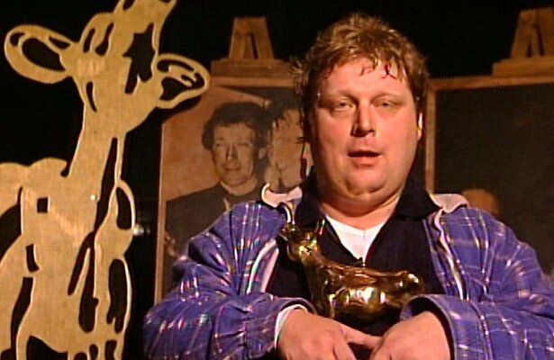 Beeld uit de docu, Theo van Gogh als winnaar van het gouden kalf bij Nova in 1996.
