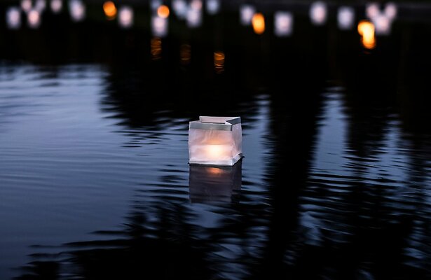 Voor Wie Steek Jij een Kaarsje Op?