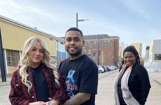 Vier handen op een buik