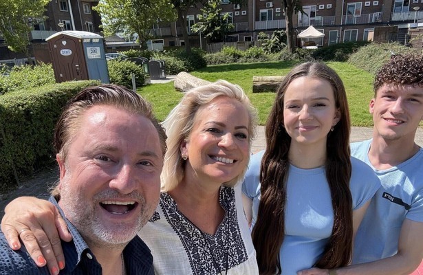 Vier handen op één buik