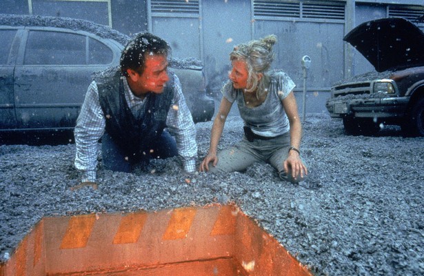 Tommy Lee Jones en Anna Heche in Volcano