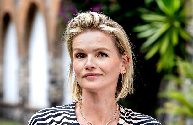 Presentatrice Tooske Ragas in Wie Is de Mol?.