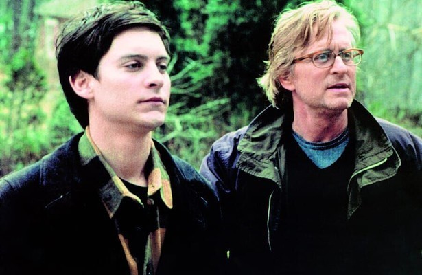 Michael Douglas en Tobey Maguire in Wonder Boys