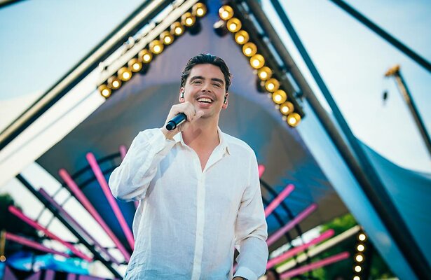 Yves Berendse op het podium.