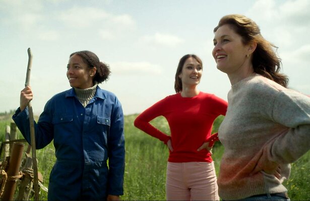 Actrices Joy Delima , Melody Klaver, Fockeline Ouwerkerk in de populaire serie Zussen.