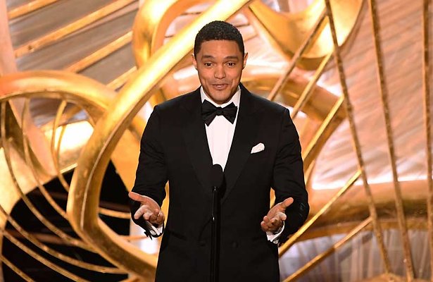 Trevor Noah houdt hele zaal Oscars voor de gek