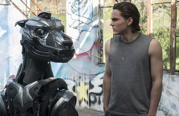 Alex Neustaedter als Miles Hill in A-X-L