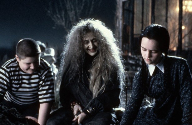Anjelica Huston, Christina Ricci en Jimmy Workman in Addams Family Values
