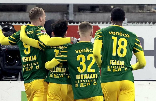 Henk Veerman met zijn ploeggenoten van ADO Den Haag