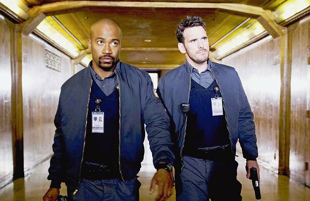 Columbus Short en Matt Dillon in Armored