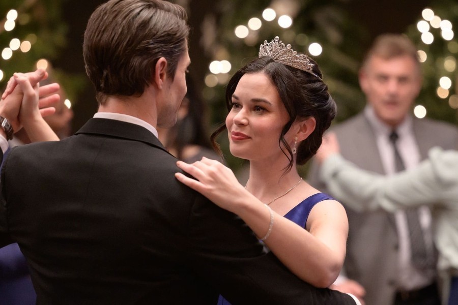 A Royal Christmas Match