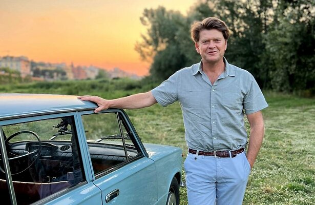 Presentator Beau van Erven Dorens voor Casa Di Beau.