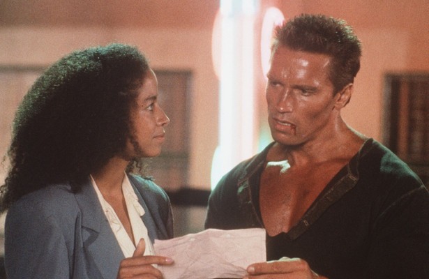 Rae Dawn Chong als Cindy en Arnold Schwarzenegger als John Matrix in Commando