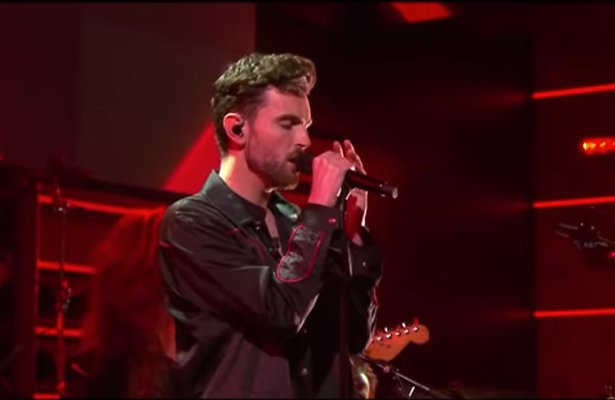 Bloednerveuze Duncan Laurence zingt nieuwe single bij DWDD