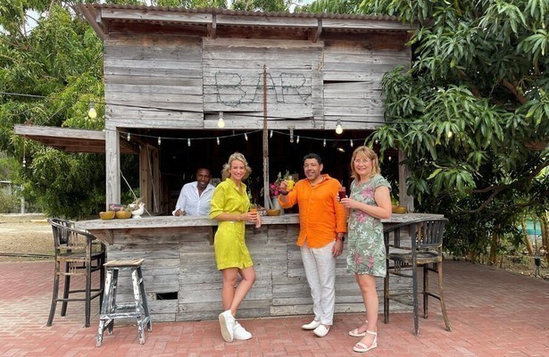 Dionne Stax met Juan en Christine voor Droomhuis Gezocht