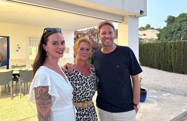 Viktor Brand met Esther en Chantalle voor Een Plek onder de Zon