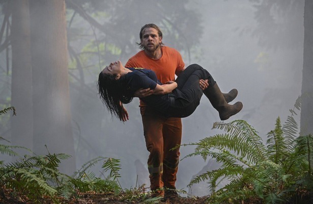 Stephanie Arcila als Gabriela Perez en Max Thieriot als Bode Donovan