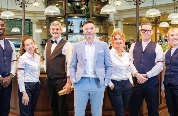 Brian Protheroe en team First Dates UK