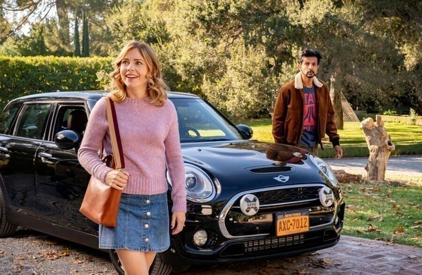 Rose McIver en Utkarsh Ambudkar in Ghosts