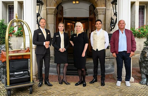 De TV van gisteren: Hotel Hollandia zakt verder weg