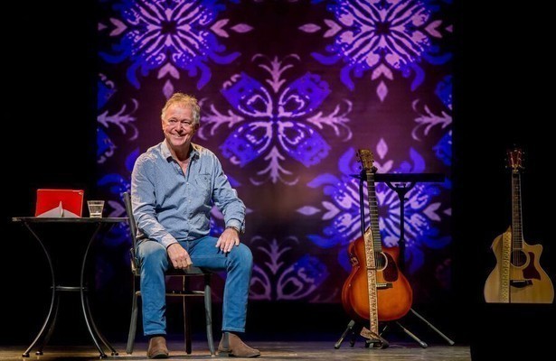 Harrie Jekkers in voorstelling Achter de Duinen