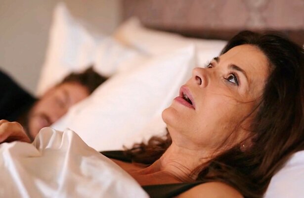 Janine wordt wakker naast Andrea