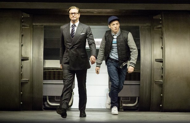 Colin Firth en Taron Egerton in Kingsman: The Secret Service