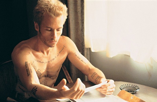 Guy Pearce als Leonard in Memento