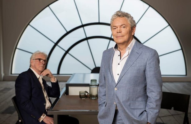 Coen Verbraak met Freek de Jonge voor Over Leven