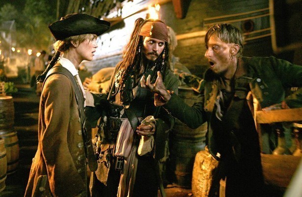 Keira Knightley als Elizabeth Swann, Johnny Depp als Jack Sparrow en Mackenzie Crook als Ragetti