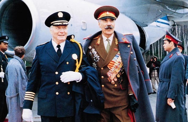 George Gaynes en Christopher Lee in Police Academy 7: Mission to Moscow