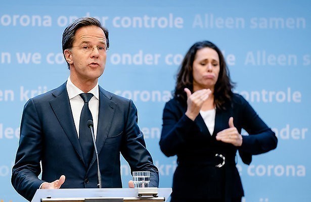 Mark Rutte en tolk Irma Sluis