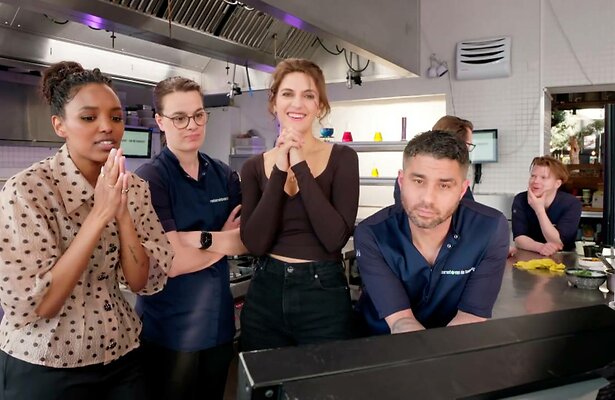 Sosha Duysker, Marleen Brouwer, Anna Gimbrère, Dennis Huwaë in Restaurant van de Toekomst