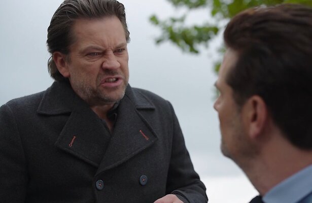 Rik rekent af met Stefano en Elisa