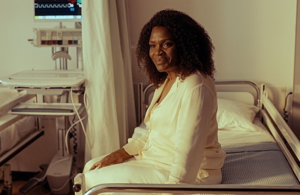 Romana Vrede als Erveline in Santos