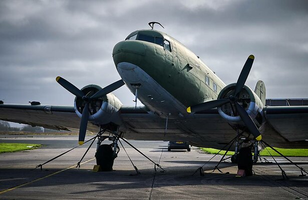 Het terrein van de theaterhangaar waar de musical Soldaat van Oranje speelt. 