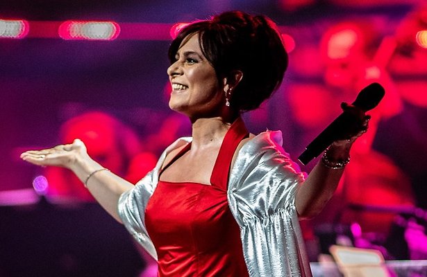 Gelukt: Trijntje draagt opnieuw ArenA-jurk uit 1996