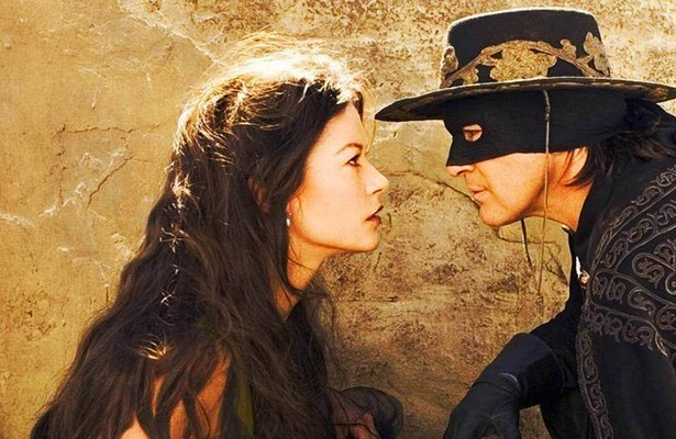 Catherine Zeta-Jones als Elena Montero-Murrieta en Antonio Banderas als Zorro (The Mask of Zorro)