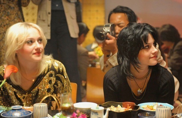 Dakota Fanning en Kristen Stewart in The Runaways