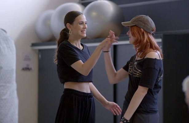 Faye en Malika in Tieners tegen Kwalen