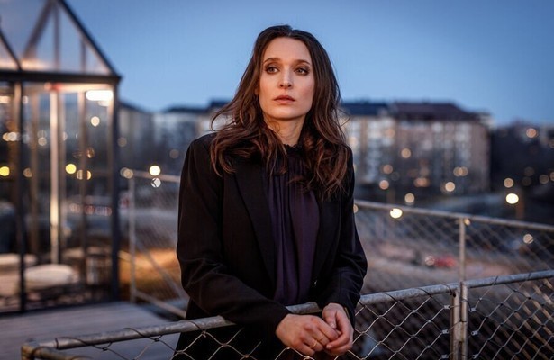 Josefin Asplund als Emily in Top Dog