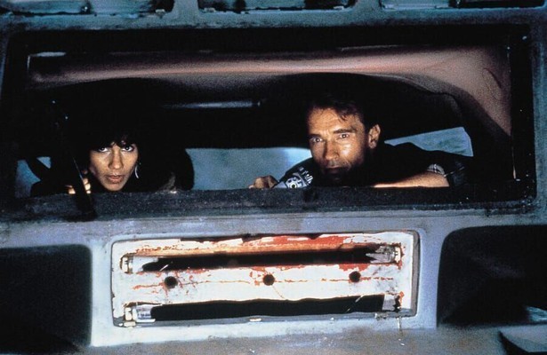 Rachel Ticotin en Arnold Schwarzenegger in Total Recall