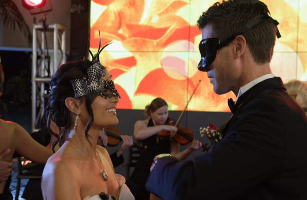 Danica McKellar en Damon Runyan in Very, Very, Valentine