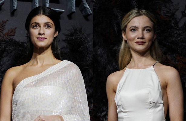 Anya Chalotra en Freya Allen