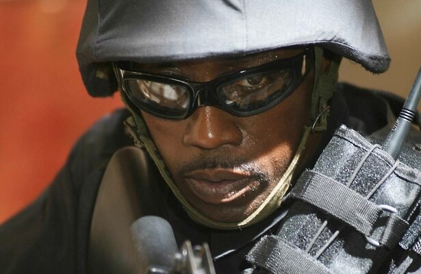 Wesley Snipes als James Dial in The Contractor