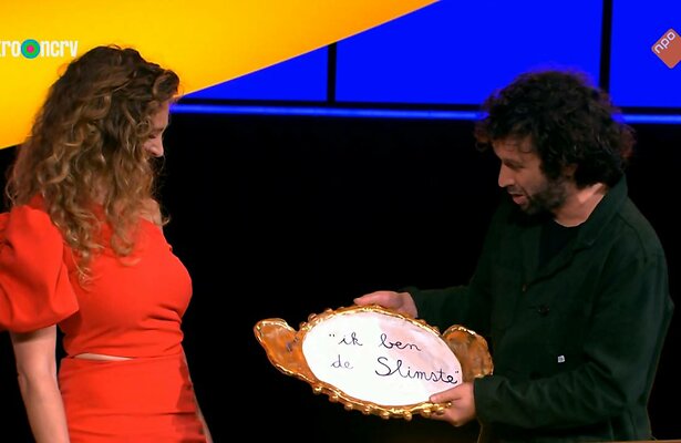 Brankele Frank krijgt de wisseltrofee na overwinning.